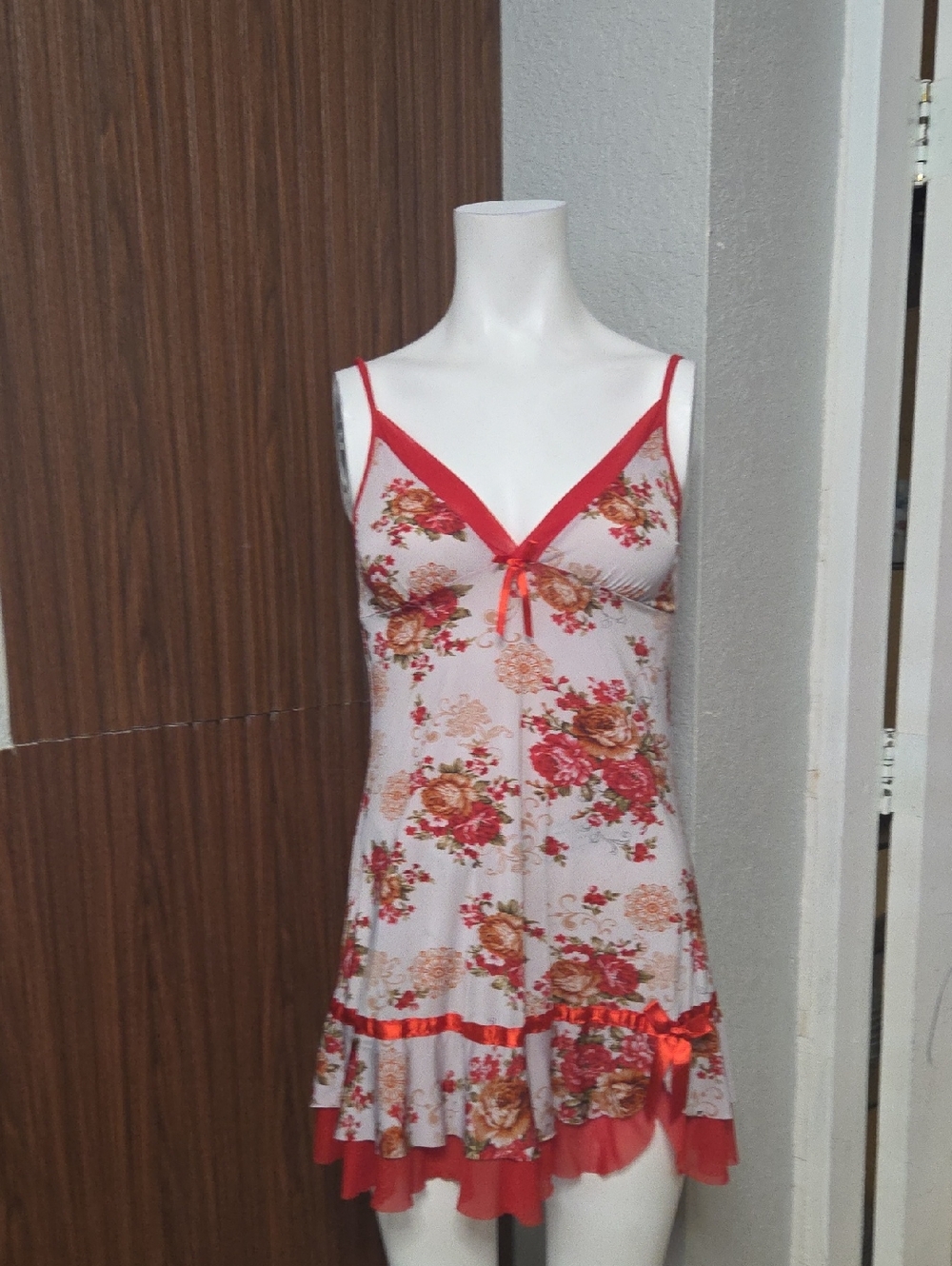 Floral Red-Trim Chemise with Ribbon Detail Os Sz.
